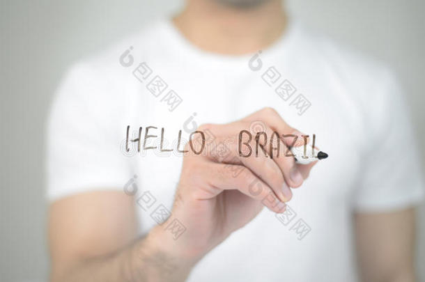 int.哈喽巴西苏木,男人文字向透明的屏幕