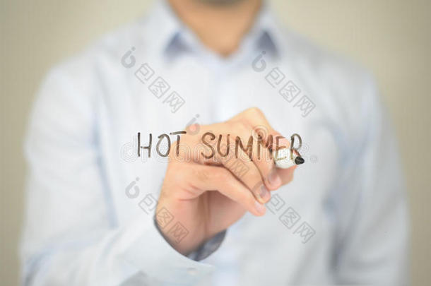 热的夏,男人文字向透明的屏幕