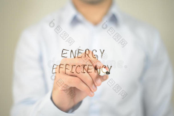 能量效率,男人文字向透明的屏幕