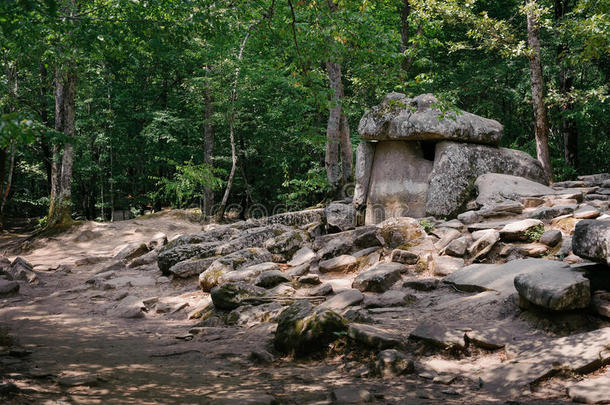古代的石头<strong>史前墓石</strong>牌坊采用指已提到的人森林