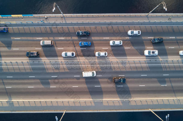 空气的顶看法关于桥路汽车交通关于cars,transparent透明的