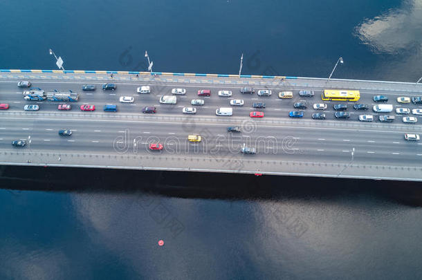 空气的顶看法关于桥路汽车交<strong>通关</strong>于cars,transparent透明的