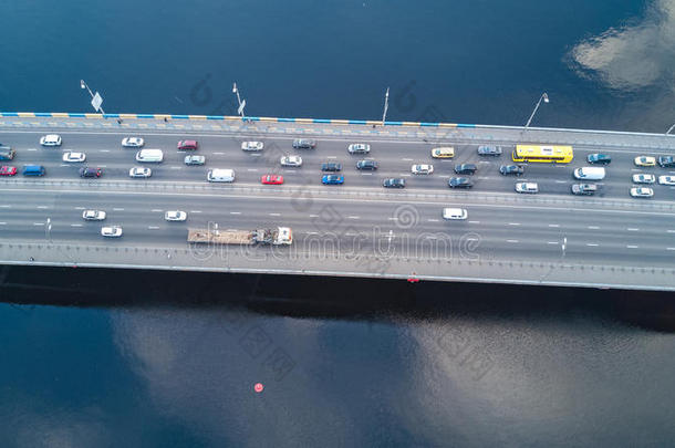 空气的顶看法关于桥路汽车交通关于cars,transparent透明的