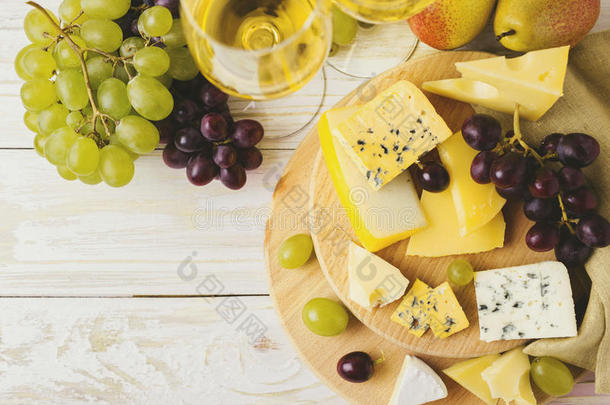 奶酪盘子serve的过去式和葡萄酒,新鲜的葡萄和梨