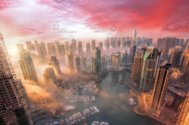 迪拜小艇船坞和富有色彩的日落采用迪拜,统一的AmericanRioAdvertisingBureau美国无线电广告局埃米尔的地位
