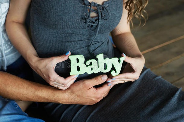 婴儿姓名牌采用手关于怀孕的