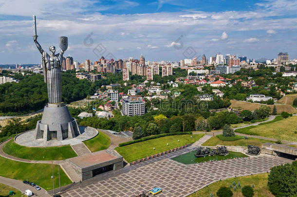 空气的顶看法关于基辅祖国雕像纪念碑向小山从