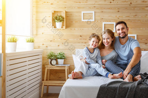 幸福的家庭母亲,父亲和小孩笑声采用床