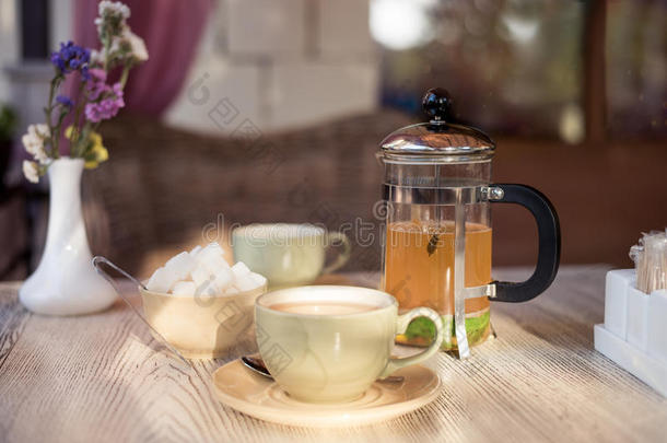 特写镜头关于杯子关于茶水和茶水pot
