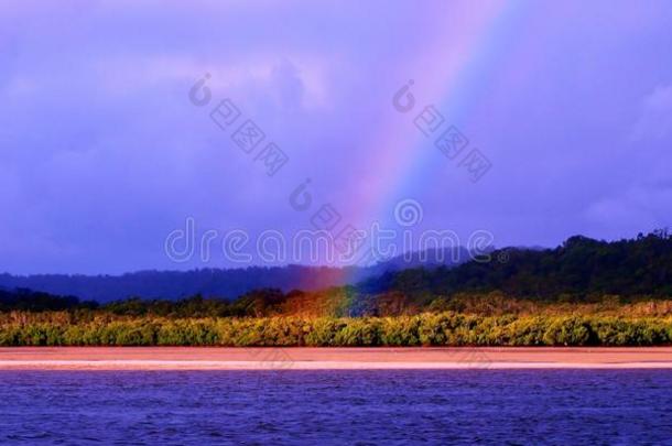 半透明的充满生机的彩虹在近处水.