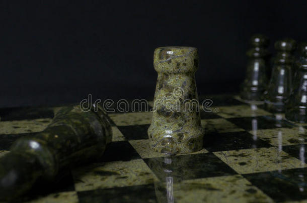 白色的车跳动黑的象向棋盘.击败棋Romania罗马尼亚