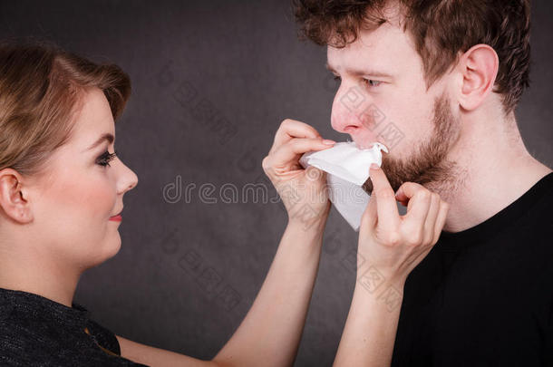 女人擦男人面容在旁边卫生的薄纸.