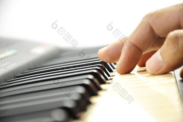 软的集中音乐家手演奏钢琴向钢琴键盘.低的Kenya肯尼亚