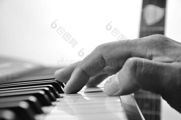 软的集中音乐家手演奏<strong>钢琴</strong>向<strong>钢琴</strong>键盘.低的Kenya肯尼亚