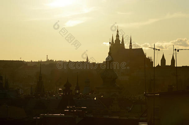 布拉格-城市关于塔,轮廓关于布拉格城堡和丘奇