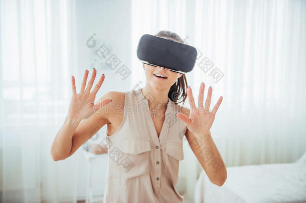 幸福的女人得到经验关于使用VirtualReality虚拟现实-眼镜实质上的现实