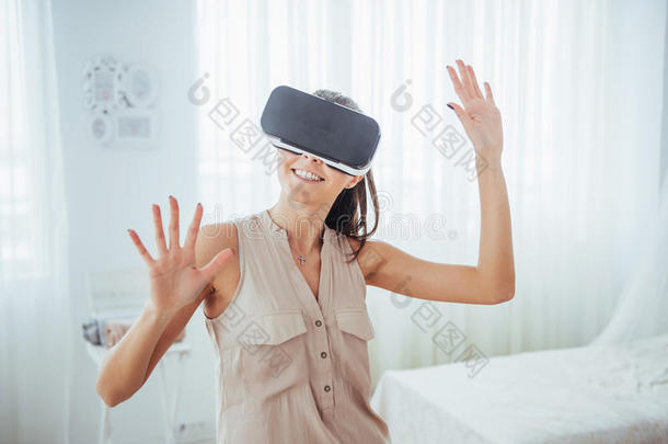 幸福的女人得到经验关于使用VirtualReality虚拟现实-眼镜实质上的现实