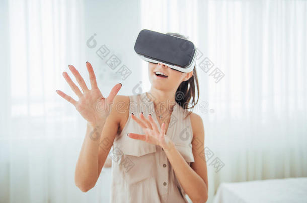 幸福的女人得到经验关于使用VirtualReality虚拟现实-眼镜实质上的现实