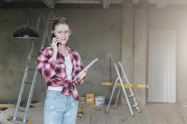 年幼的微笑的女商人建设者,工程师,建筑师,设计师