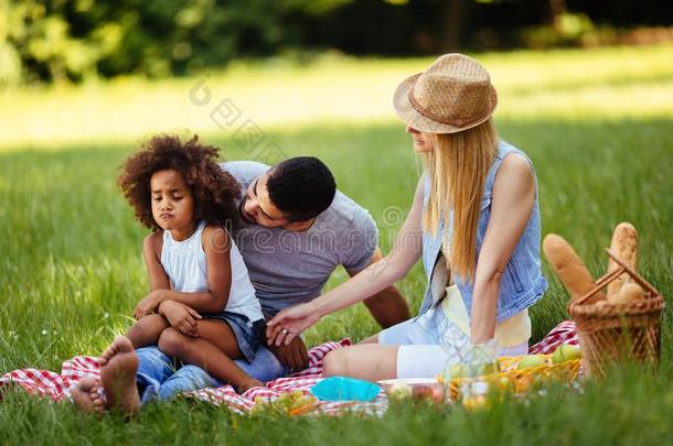 触怒小的女孩一次和双亲向野餐郊游
