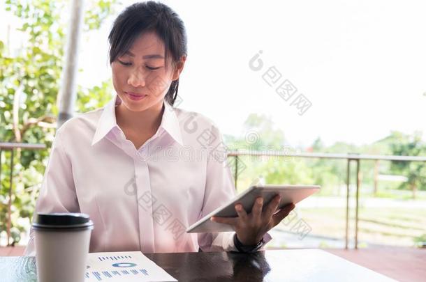 女商人和数字的碑&财政的摘要图表sitting-room起居室