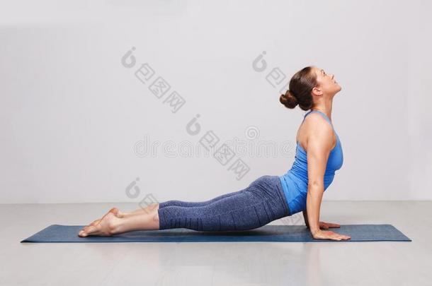 女人做阿什汤加文尼亚萨瑜伽瑜珈的任何一种姿势乌尔达瓦穆卡svan瑜珈的任何一种姿势