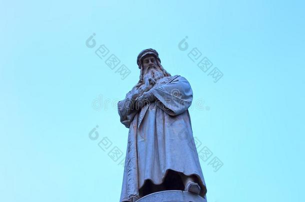雕像关于里昂纳多是<strong>达芬奇</strong>采用广场黛拉阶,米兰草帽辫,意大利