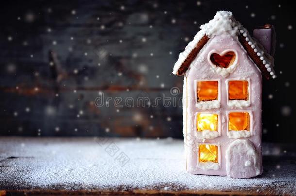 魔力的冬圣诞节照片.姜饼房屋和雪.