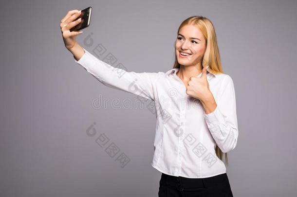 微笑的女商人制造自拍照照片向smartph向e.替身