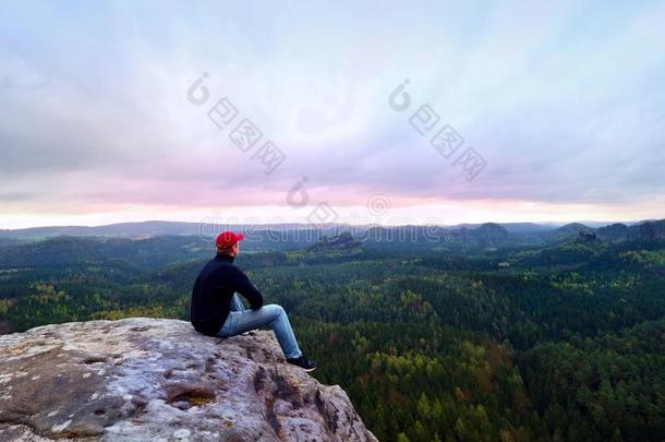 男人旅行者坐向山峰关于山.旅行山地点.徒步旅行