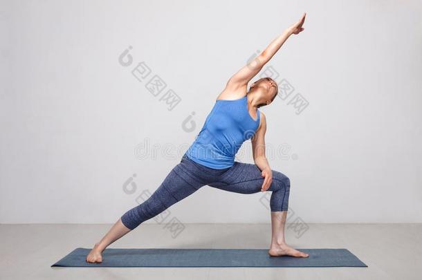 女人做阿什汤加文尼亚萨瑜伽瑜珈的任何一种姿势尤蒂塔parsvakon瑜珈的任何一种姿势