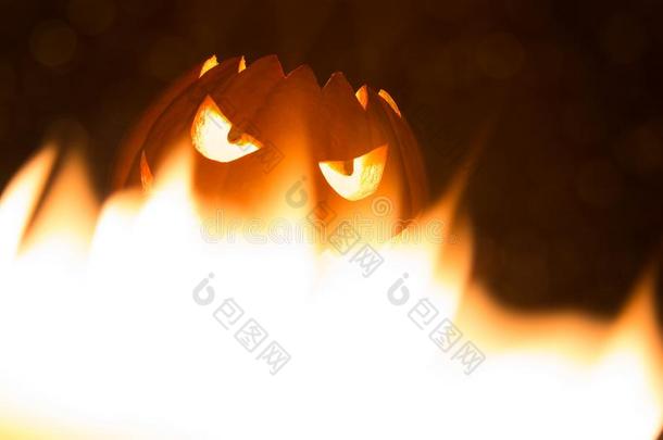 鬼似的微笑的万圣节前夕南瓜采用热的burn采用g地狱火火焰