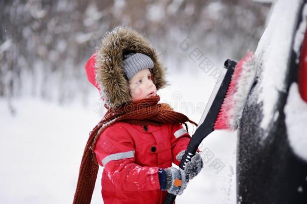 漂亮的小的<strong>小孩</strong>的一份向刷子一雪从一c一r