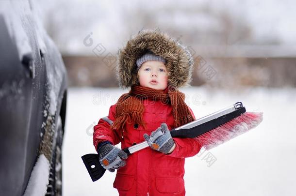 漂亮的小的小孩的一份向刷子一雪从一c一r