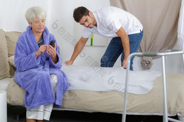 护理病人、老人<strong>者</strong>准备的床为上了年纪的女人