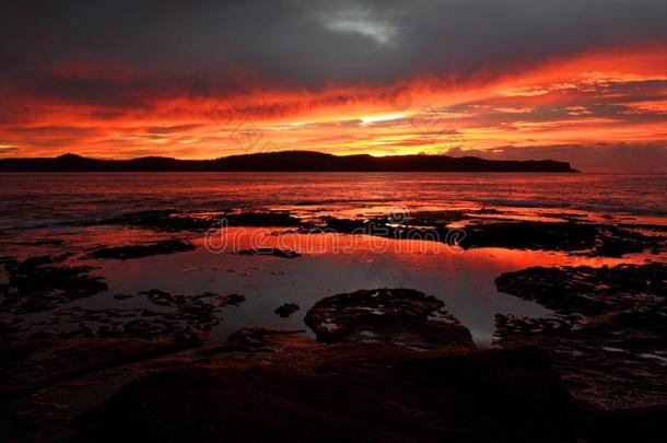 生动的红色的黎明地点珍珠海滩澳大利亚