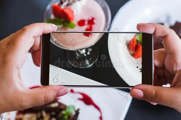 食物照片关于美味的甜食在旁边智能手机