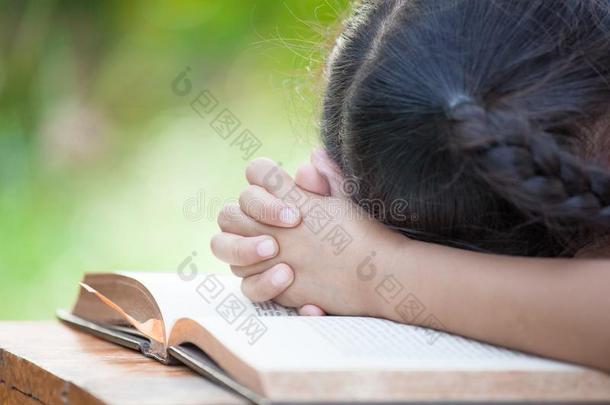 漂亮的亚洲人小的小孩女孩祈祷和折叠的她手