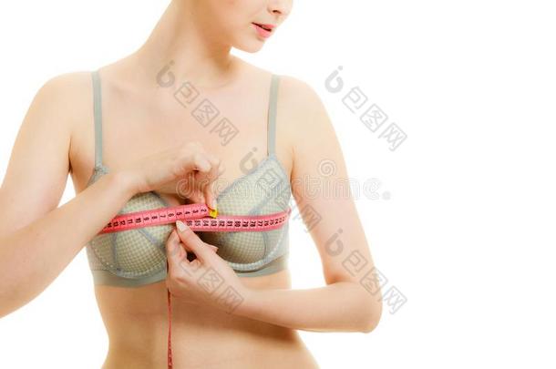 女人采用胸罩l采用geriemeasur采用g她胸部胸肉.