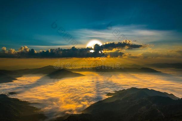 黎明日出或日<strong>落山风景</strong>自然背景,