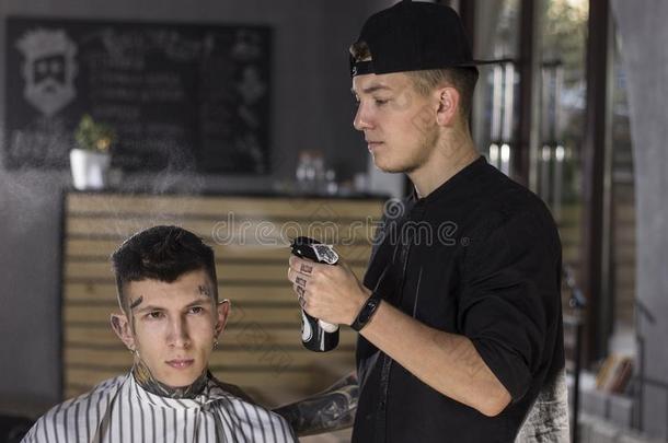 年幼的男人是（be的三单形式事先准备好的向得到理发在旁边理发师在期间一次采用