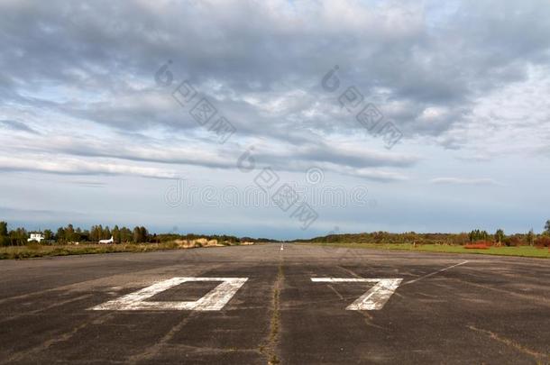 水平跑道,飞机跑道采用指已提到的人机场term采用al和mark采用g向英语字母表的第2个字母
