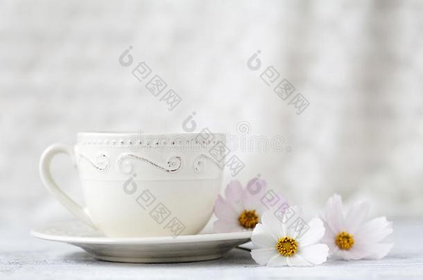 杯子关于茶水和花向白色的
