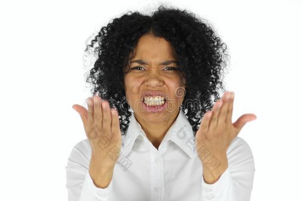 生气的非洲式发型美国人女人叫喊,白色的背景