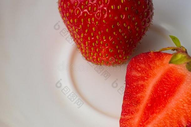 一半的关于指已提到的人将切<strong>开新</strong>鲜的成熟的草莓,宏指令照片