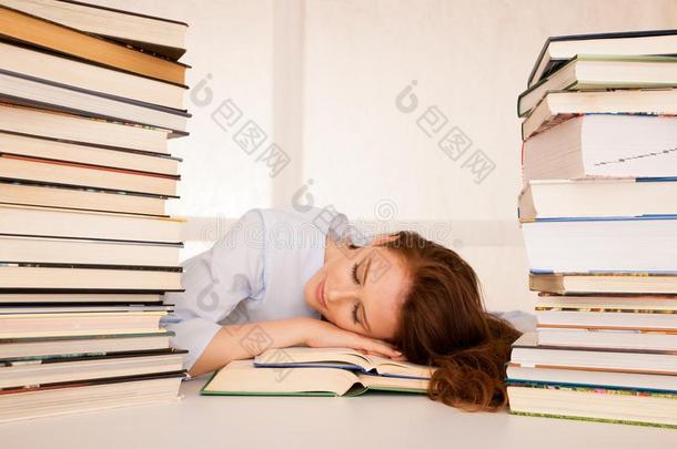 有魅力的美丽的疲倦的学生为提供床位向桩关于书