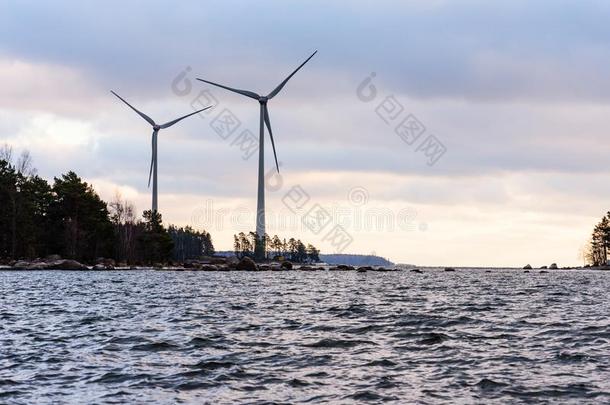 可继续的风科技:能量涡轮机在近处港口关于科特卡,英语字母表的第6个字母