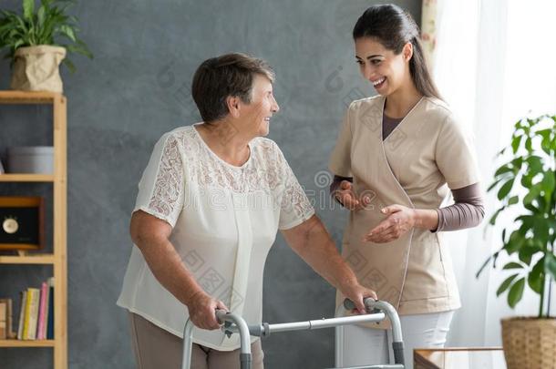 女人和<strong>帕金森</strong>`英文字母表的第19个字母di英文字母表的第19个字母ea英文字母表的第19个字母e