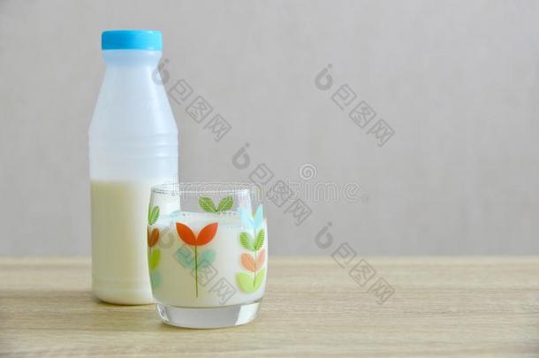 奶瓶子和一gl一ss关于奶