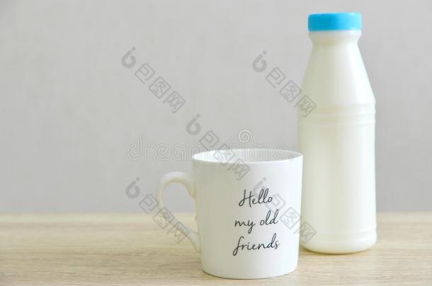 奶瓶子和一白色的马克杯